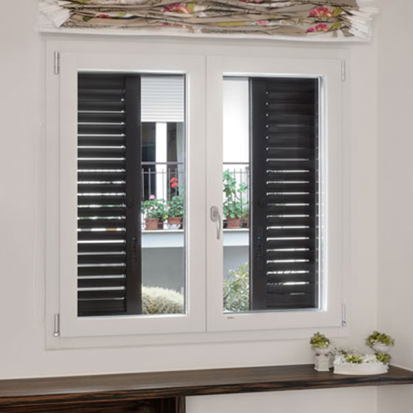 finestra cucina serramento bianco e persiane verdi all'esterno