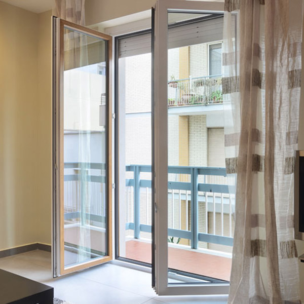 porta finestra aperta infisso bianco