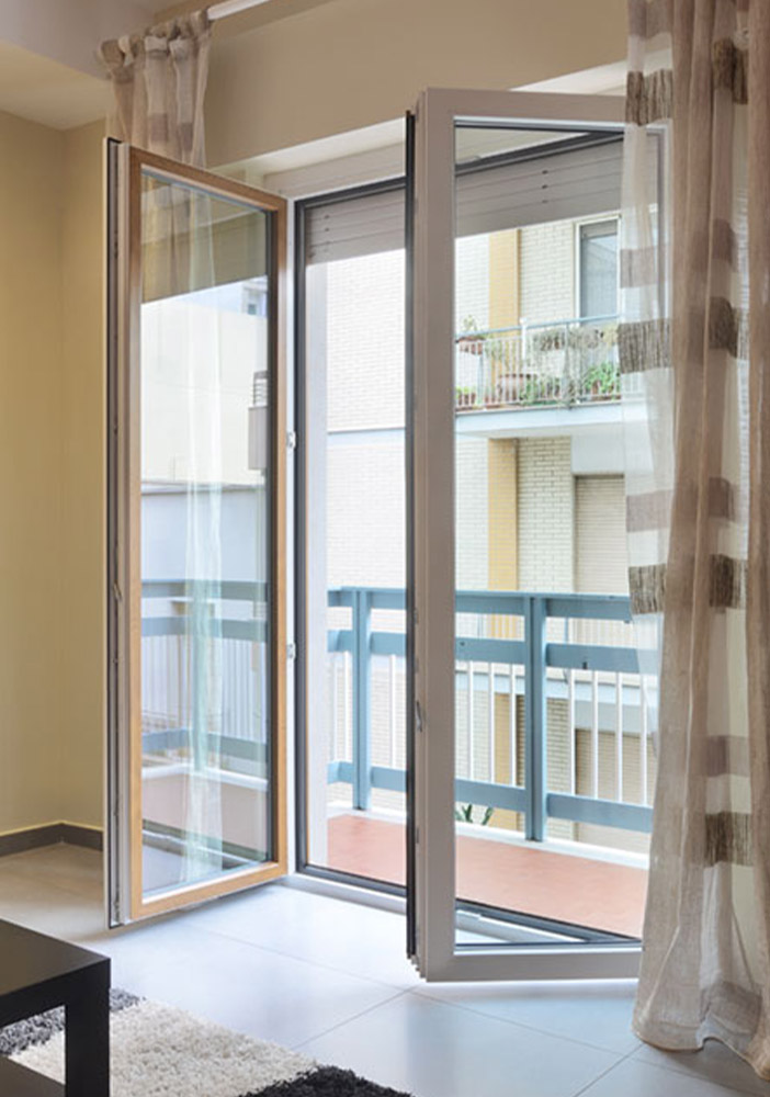 porta finestra aperta infisso bianco